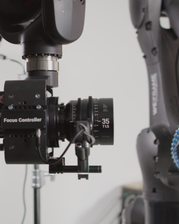 Kinokamera mit 35-mm-Objektiv und Focus-Controller am Motion-Control-Roboter