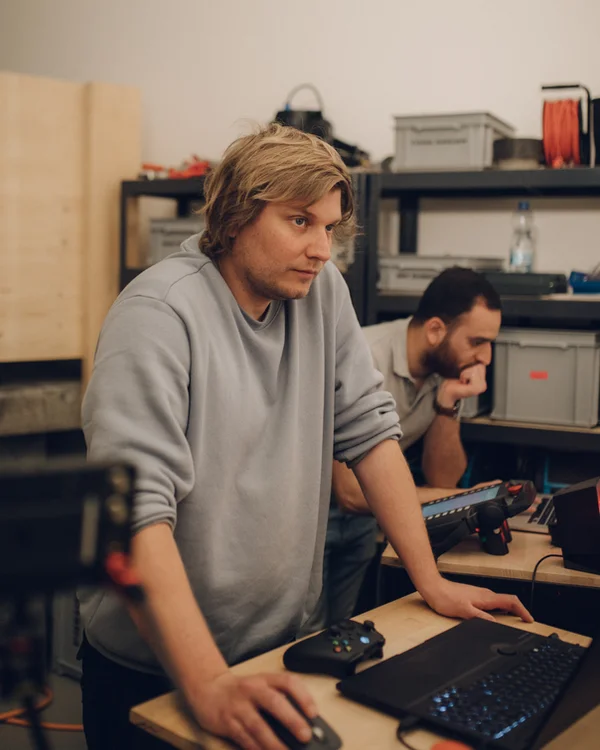 Saro und Karim in der Werkstatt des Studios in Thun