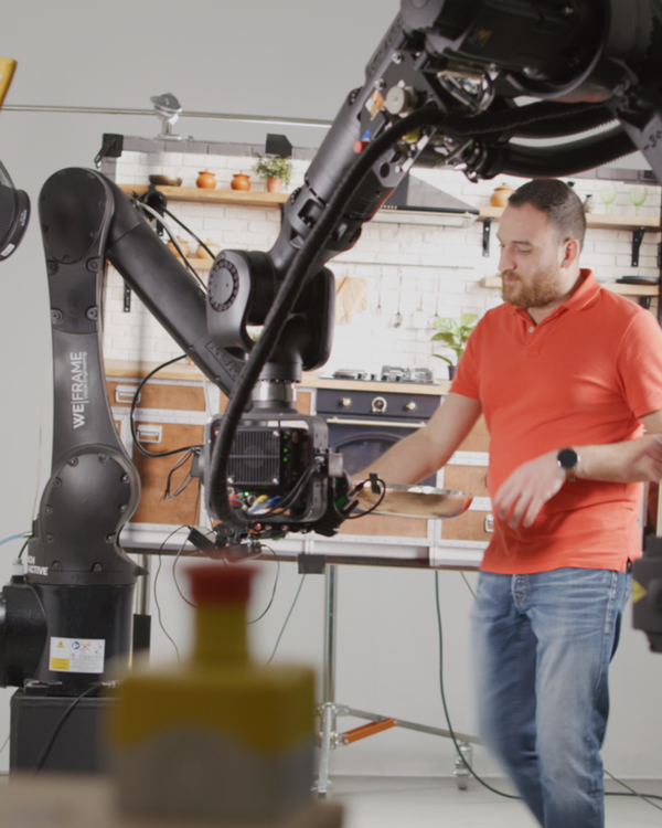 Karim und Saro mit dem Motion-Control-Roboter am Set