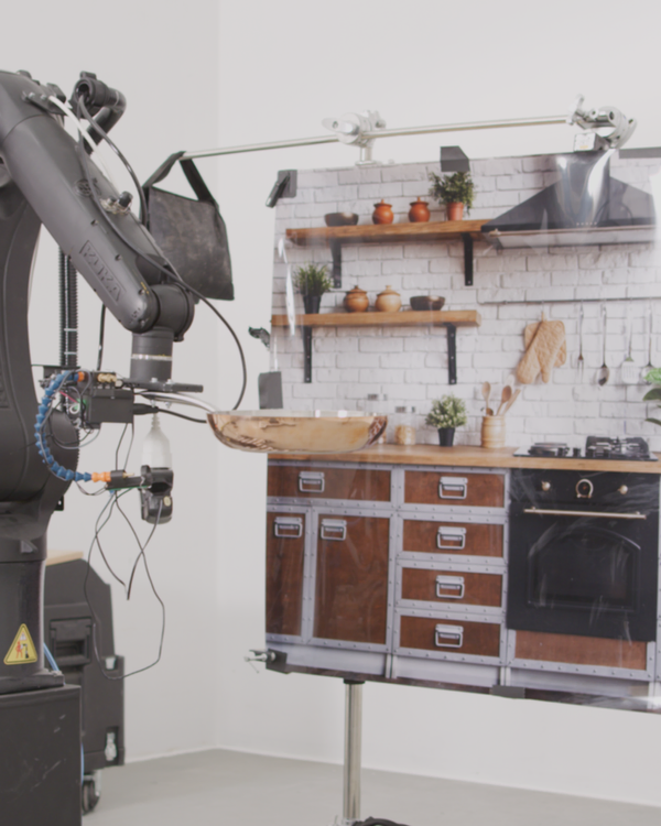 Motion-Control-Roboter vor einem Küchen-Set im Filmstudio We Frame in Thun