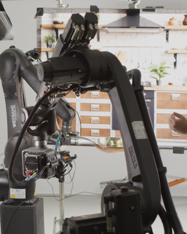 Motion-Control-Roboter mit Lichtsetup für einen Tabletop-Dreh